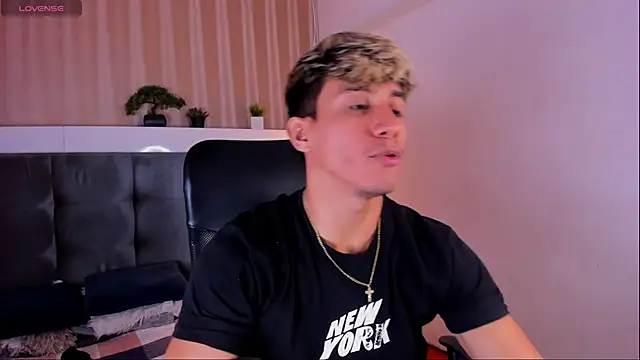 Allex Cano online show from March 18, 3:10 pm