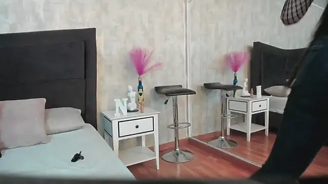 NahomyCarther online show from April 20, 11:28 pm