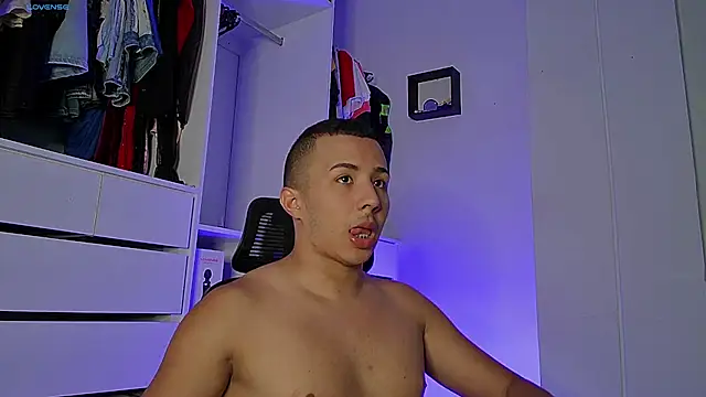 Snapshot of Donathoo1 chatting on September 19, 10:10 pm Donathoo1 online show from September 19, 10:10 pm