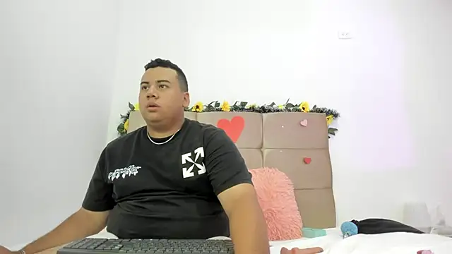 Snapshot of MICHAEL_AND_SHARON chatting on March 23, 2:37 am MICHAEL AND SHARON online show from March 23, 2:37 am