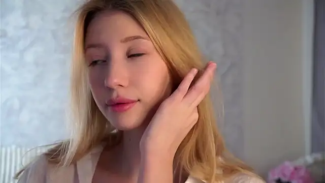 SunnivaCovil online show from April 19, 3:11 pm