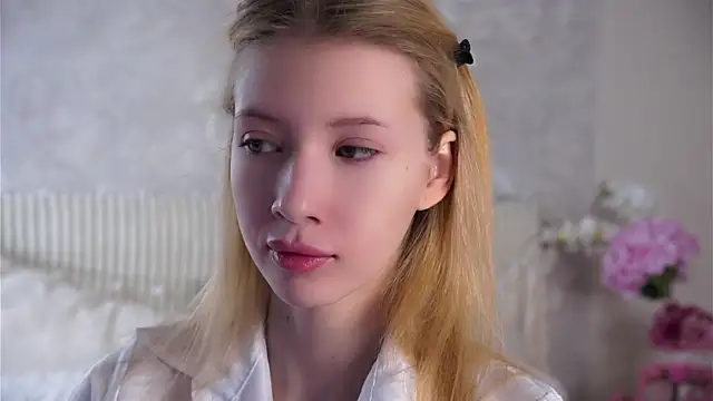 SunnivaCovil online show from April 23, 3:14 pm