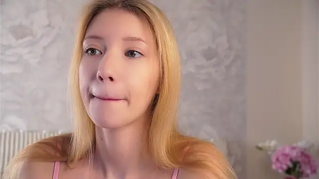 SunnivaCovil online show from April 25, 2:36 pm