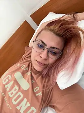 Snapshot of KittieHallo chatting on February 21, 11:01 am KittieHallo online show from February 21, 11:01 am