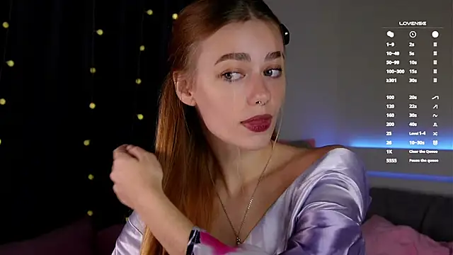 Snapshot of EmilaMills chatting on October 15, 12:33 am EmilaMills online show from October 15, 12:33 am
