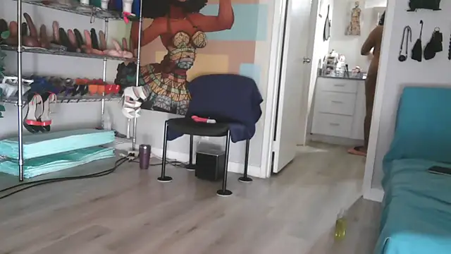 Snapshot of Queenanitadix chatting on October 15, 6:19 pm Queenanitadix online show from October 15, 6:19 pm