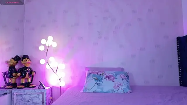 innocenthazel online show from April 9, 2:55 am