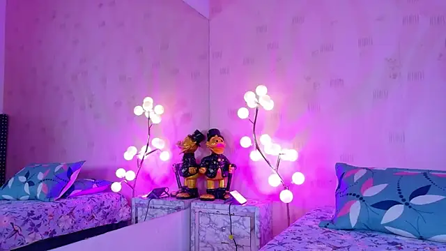 innocenthazel online show from April 19, 12:04 pm