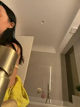 Mia Splash online show from April 15, 8:10 am