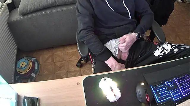 Snapshot of DerGeileLoveboy chatting on October 22, 9:53 am DerGeileLoveboy online show from October 22, 9:53 am