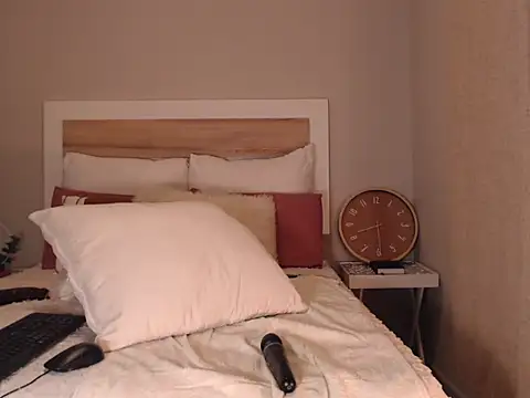 Snapshot of Bee_Bella1 chatting on September 14, 6:29 pm Bee Bella1 online show from September 14, 6:29 pm