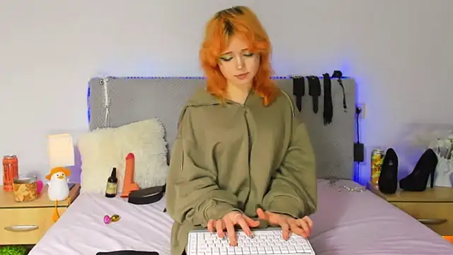 Snapshot of EmilyAngells chatting on November 19, 11:32 am EmilyAngells online show from November 19, 11:32 am