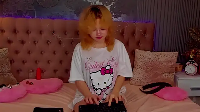 Snapshot of EmilyAngells chatting on December 2, 7:14 am EmilyAngells online show from December 2, 7:14 am