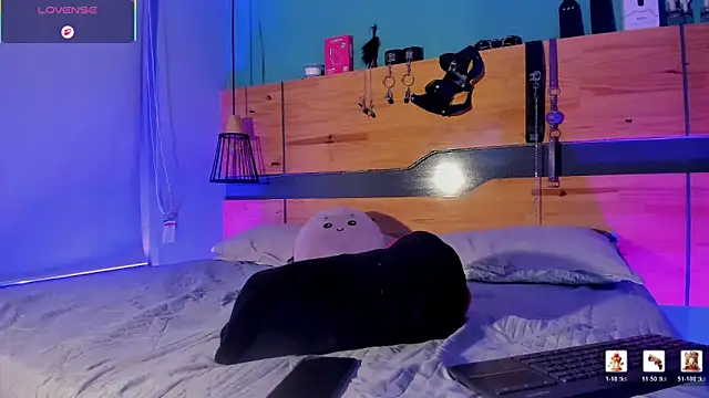 ChloeAllennn online show from March 14, 12:10 pm