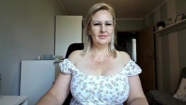 Snapshot of DianaLive chatting on May 23, 8:29 am DianaLive online show from May 23, 8:29 am