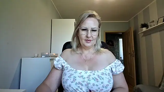 Snapshot of DianaLive chatting on May 27, 6:21 am DianaLive online show from May 27, 6:21 am
