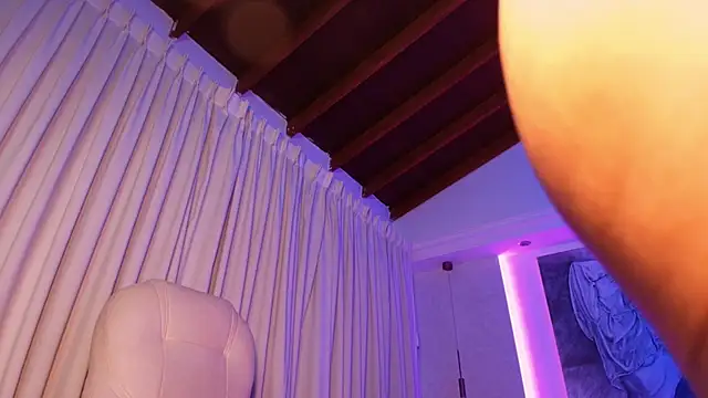 hannah thomson  online show from March 12, 12:20 am