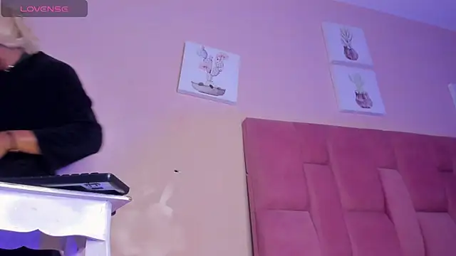 Snapshot of CHANELL_11INCHES chatting on October 26, 11:38 am CHANELL 11INCHES online show from October 26, 11:38 am