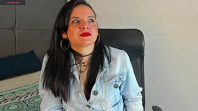 laura hotties online show from March 12, 1:30 pm