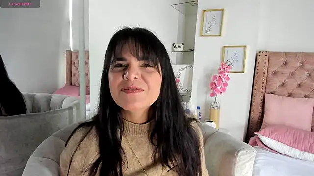 Snapshot of laura_hotties chatting on June 6, 2:11 pm laura hotties online show from June 6, 2:11 pm