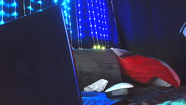 Snapshot of RubyRose33 chatting on March 6, 10:12 am RubyRose33 online show from March 6, 10:12 am