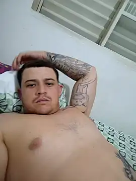 Snapshot of comcoroas chatting on December 18, 1:33 am comcoroas online show from December 18, 1:33 am