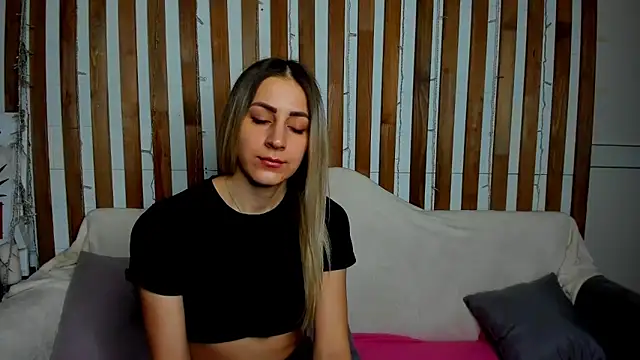 Snapshot of Ellen_Ross chatting on February 24, 11:21 am Ellen Ross online show from February 24, 11:21 am