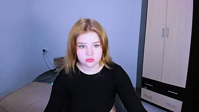 LaseyMoon online show from December 3, 2:19 am