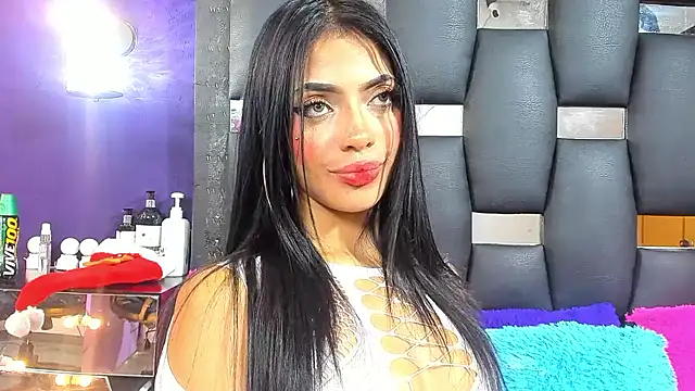 Snapshot of EMYCLARK01 chatting on November 26, 4:24 am EMYCLARK01 online show from November 26, 4:24 am