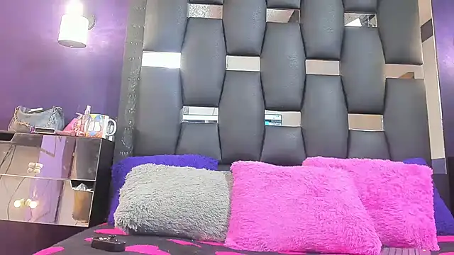 EMYCLARK01 online show from April 13, 5:13 am