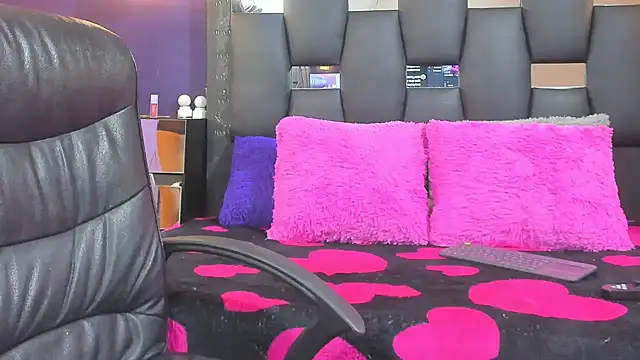 Snapshot of EMYCLARK01 chatting on May 1, 5:23 am EMYCLARK01 online show from May 1, 5:23 am