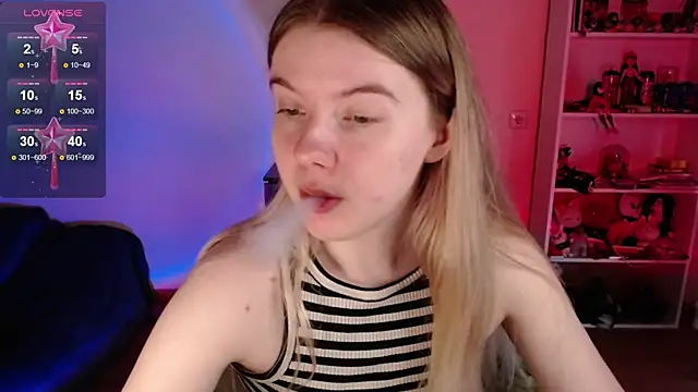 Snapshot of Strawberry_juli chatting on June 10, 6:56 am Strawberry juli online show from June 10, 6:56 am
