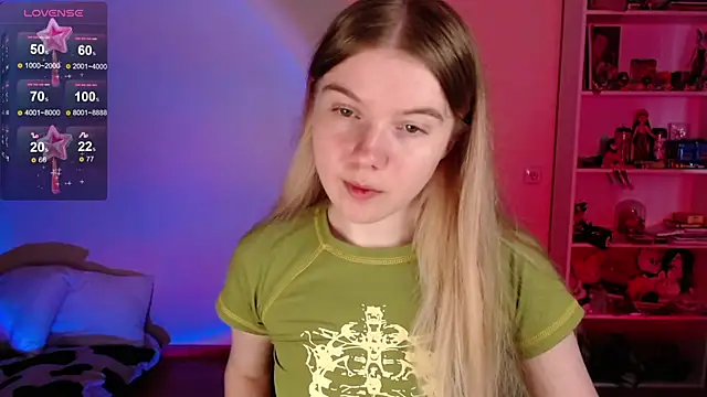 Snapshot of Strawberry_juli chatting on June 15, 3:09 am Strawberry juli online show from June 15, 3:09 am
