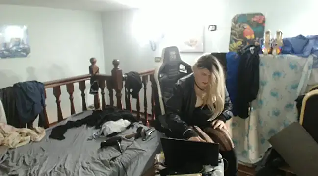 Snapshot of emmex671 chatting on January 25, 9:36 am emmex671 online show from January 25, 9:36 am