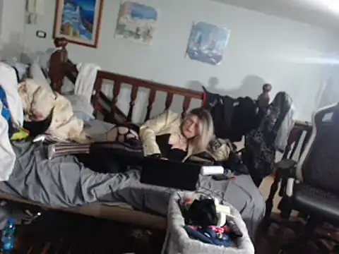 Snapshot of emmex671 chatting on March 9, 8:21 pm emmex671 online show from March 9, 8:21 pm