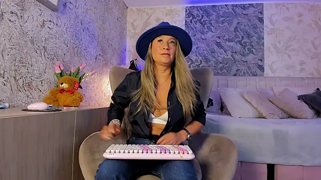 Liannaa  online show from April 21, 7:39 pm