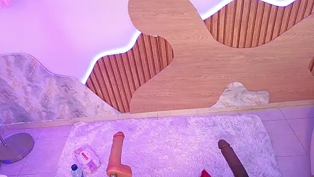 madisonjones- online show from April 16, 9:39 pm