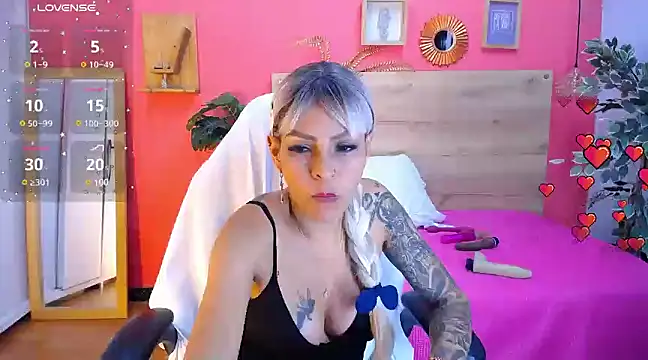 Snapshot of yessila_parker chatting on March 1, 9:29 am yessila parker online show from March 1, 9:29 am