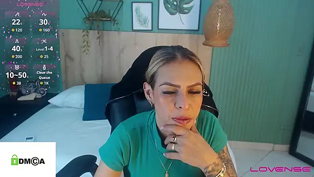 Snapshot of yessila_parker chatting on September 16, 1:39 am yessila parker online show from September 16, 1:39 am