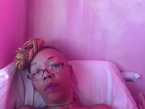 Snapshot of Ladyzee25 chatting on June 2, 11:45 am Ladyzee25 online show from June 2, 11:45 am