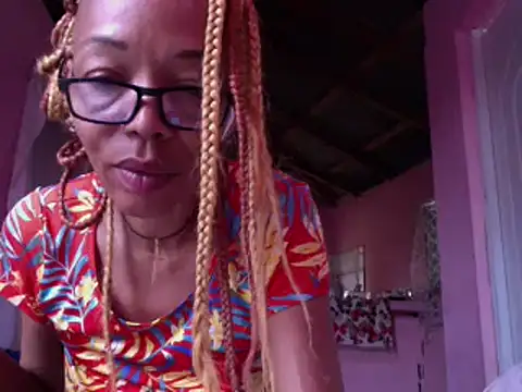 Snapshot of Ladyzee25 chatting on June 4, 11:00 pm Ladyzee25 online show from June 4, 11:00 pm