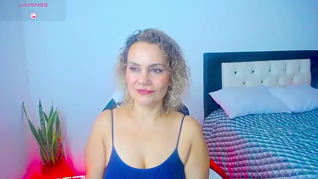 CarolinneFiotti online show from October 20, 2:28 pm