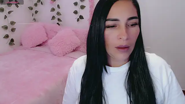 Snapshot of luna_lgomez_ chatting on March 1, 10:34 am luna lgomez  online show from March 1, 10:34 am