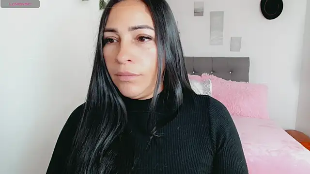 Snapshot of luna_lgomez_ chatting on February 10, 12:09 pm luna lgomez online show from February 10, 12:09 pm