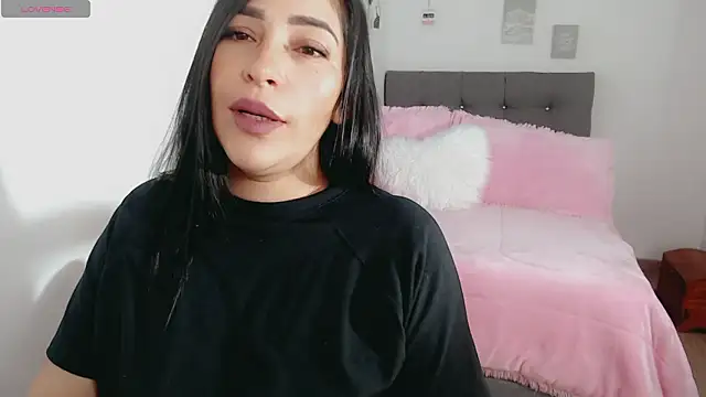 Snapshot of luna_lgomez_ chatting on February 23, 12:35 pm luna lgomez online show from February 23, 12:35 pm