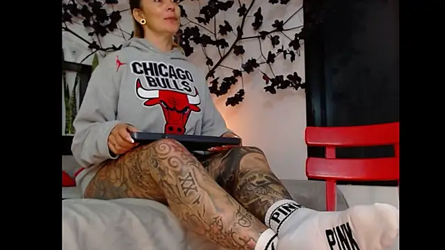 Sara Valkyri online show from March 17, 9:55 pm