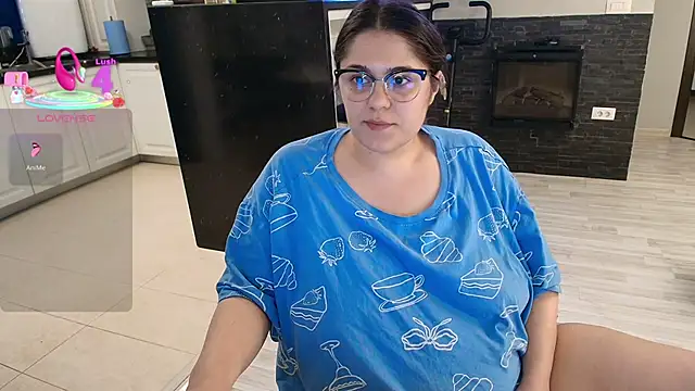 Layla- online show from April 19, 1:54 pm