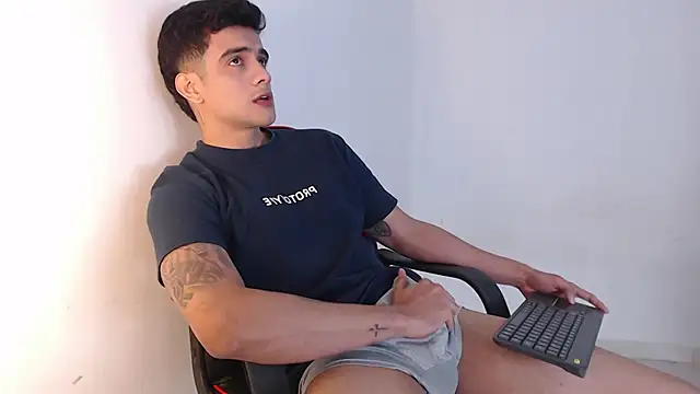 Snapshot of adam_levis17 chatting on October 14, 3:46 pm adam levis17 online show from October 14, 3:46 pm