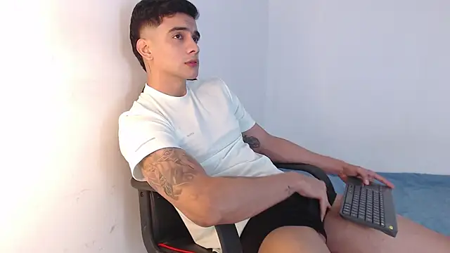 Snapshot of adam_levis17 chatting on November 13, 6:01 am adam levis17 online show from November 13, 6:01 am