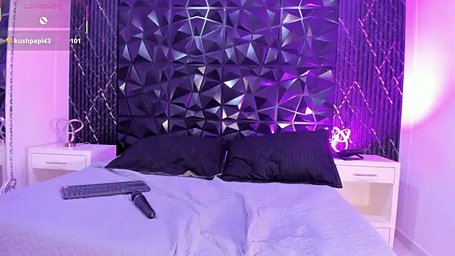 Snapshot of HileySweet chatting on March 13, 6:45 pm HileySweet online show from March 13, 6:45 pm